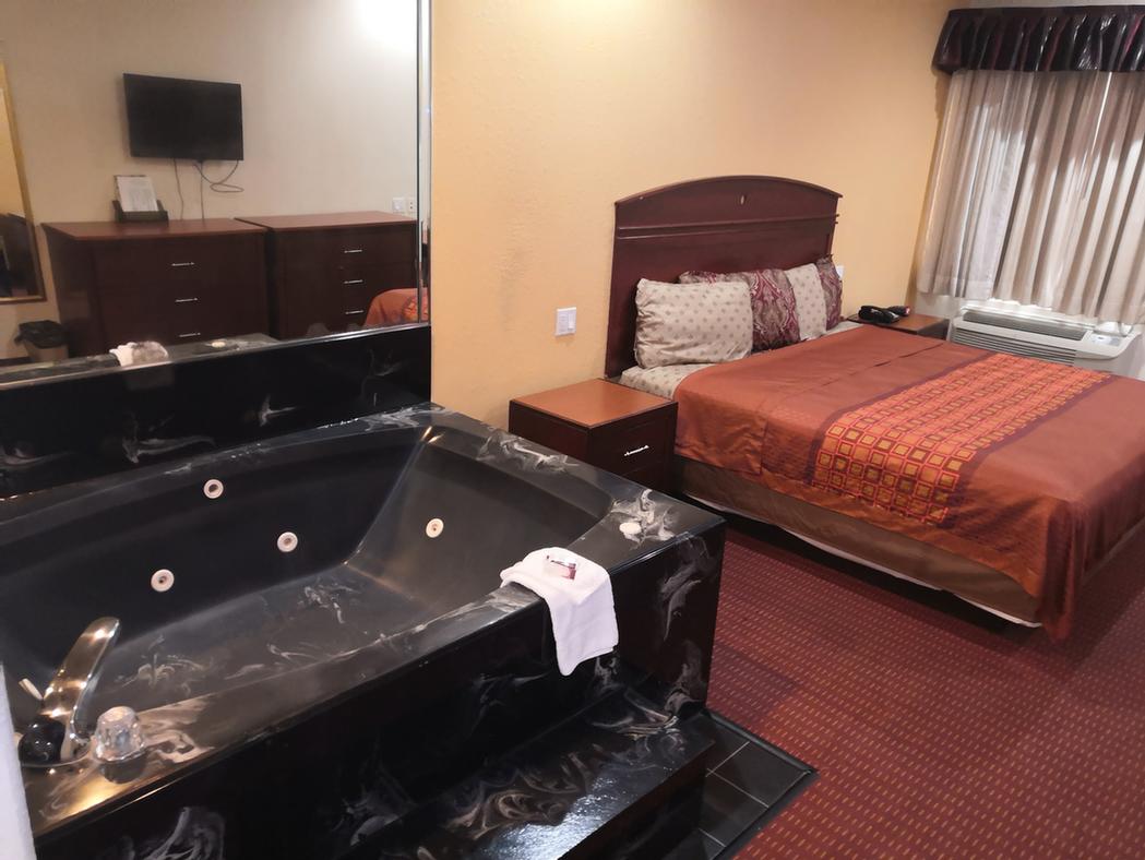 Rodeway Inn & Suites - 