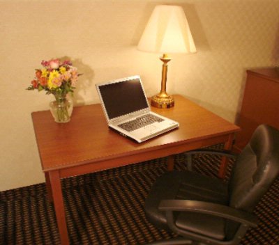Comfort Inn Utica - Large Work Desk With Ergonomic Chair