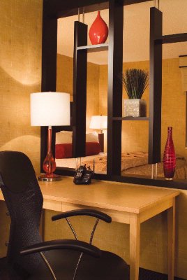 Cambria Suites Baton Rouge - Ergonomic Work Chair And Movable Desk