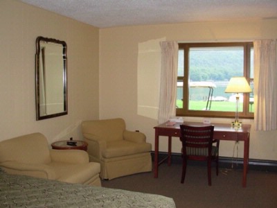 Red Carpet Inn on the Lake - What A View