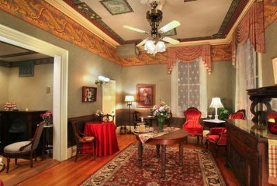 The Queen Victoria B & B - House Of Royals Parlor