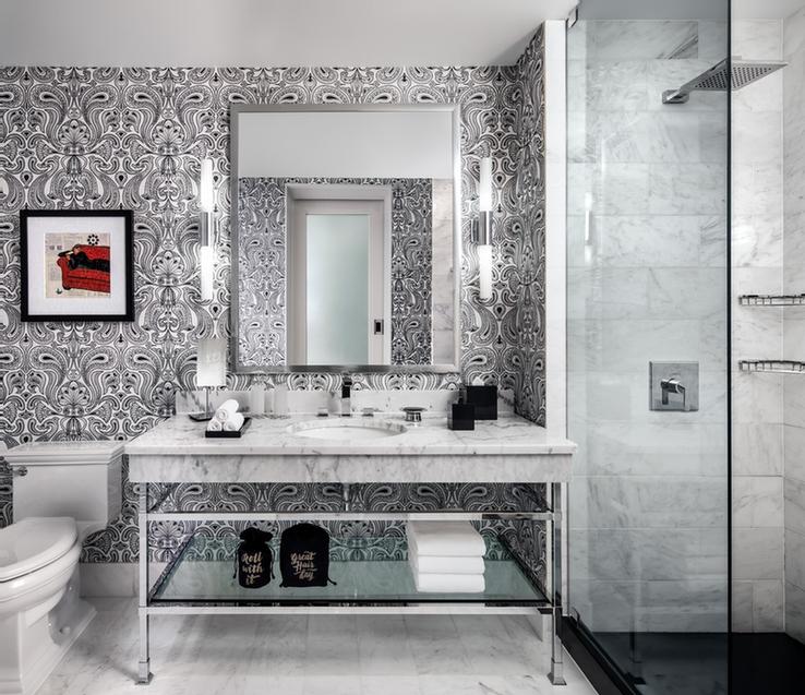 The Blackstone a Renaissance Hotel - Guest Bathroom