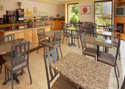 Comfort Suites Downtown Athens - Breakfast Area