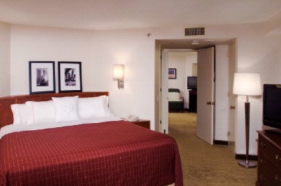 Sheraton Gateway Suites O'hare - Bedroom Of Suite (now Updated With New All White Linen On Bed)