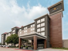 La Quinta Inn at Suites Arlington North 6 Flags Dr - 