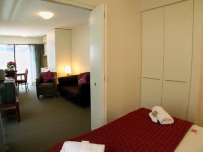 Metro Apartments on Bank Place Melbourne - One Bedroom Apartment