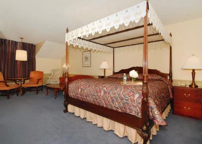 Clarion Carriage House Inn - Deluxe Canopy King Suite