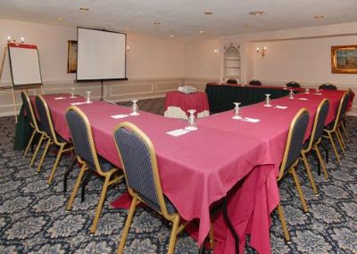 Clarion Carriage House Inn - 