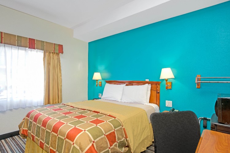 Travelodge Lax South - 1 King Bed