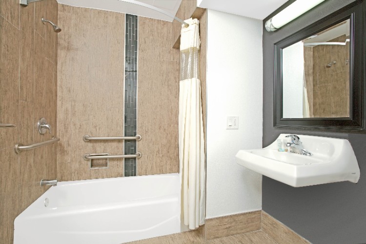 Travelodge Lax South - Room Bathrooms