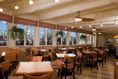 Reges Oceanfront Resort - Reges Oceanside Cafe' & Beach Grille