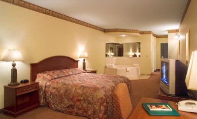 Country Inn & Suites Duluth North - King Jacuzzi Suite