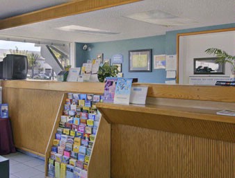 Howard Johnson University Inn - Lobby