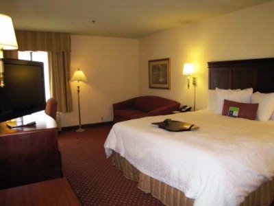 Hampton Inn Savannah I 95 North - Room To Stretch! Our Studio King Bed Room!