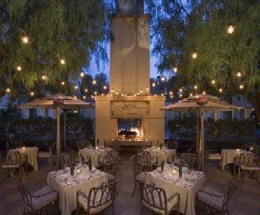 Hyatt Regency Valencia - Vines Restaurant Fireplace Patio