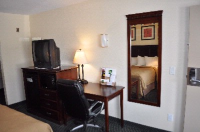Quality Inn San Diego - Additional Ammenities Including Leather Chair Desk And Extra Long Mirror