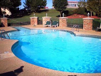 Quality Inn & Suites - Outdoor Pool