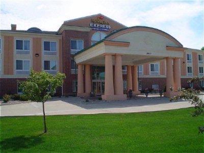 Holiday Inn Express Hotel & Suites Ames - Hotel Exterior