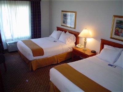 Holiday Inn Express Hotel & Suites Ames - 2 Queen Guestroom