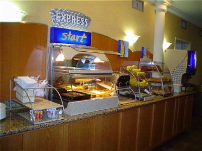 Holiday Inn Express Hotel & Suites Ames - Breakfast Area