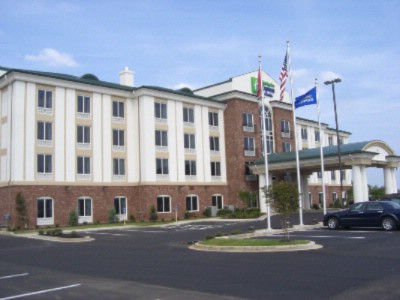 Holiday Inn Express & Suites - Front Entrance