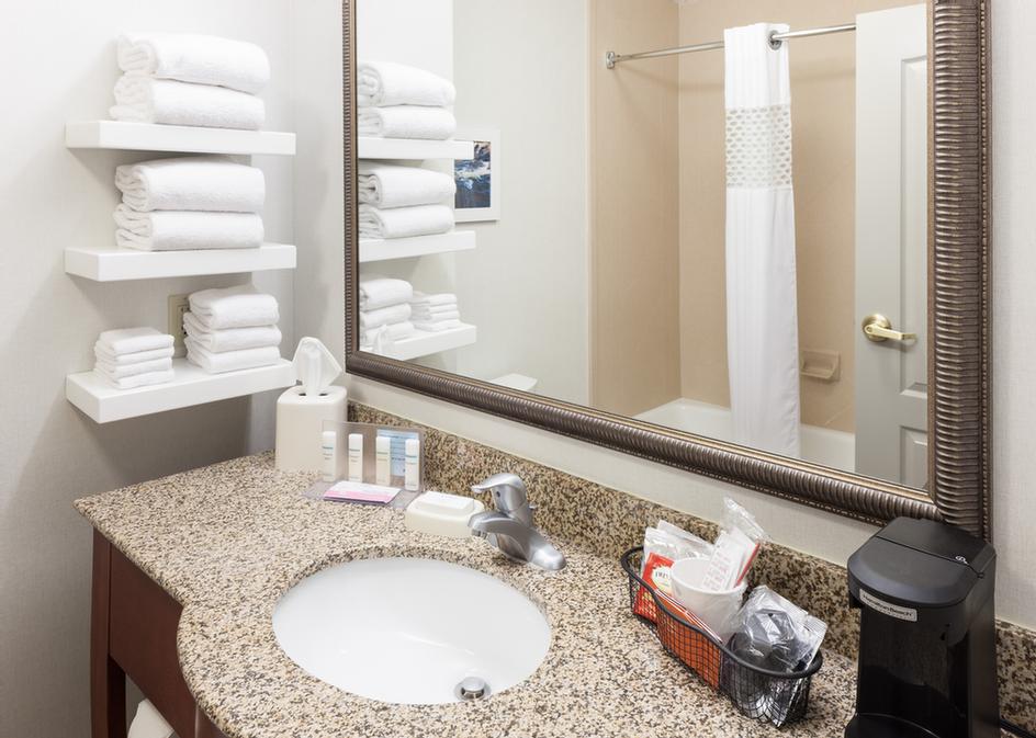 Hampton Inn & Suites Cedar Rapids North - On The House Breakfast