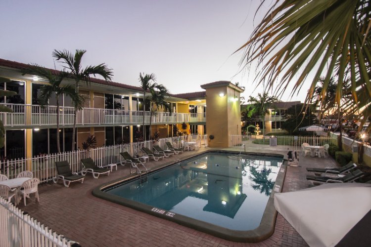 Quality Inn & Suites Hollywood Boulevard - Pool