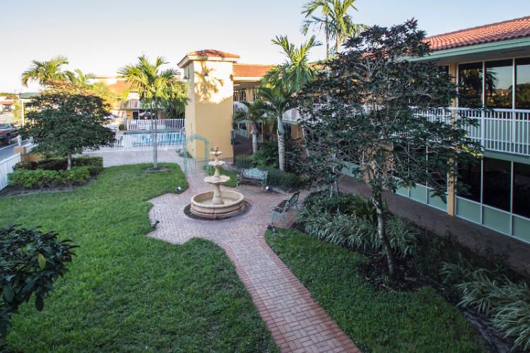 Quality Inn & Suites Hollywood Boulevard - Tropical Oasis