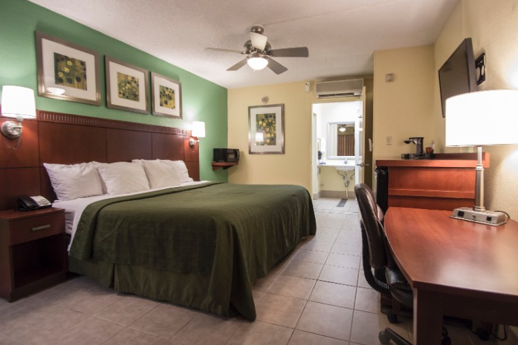 Quality Inn & Suites Hollywood Boulevard - Room With Two Beds