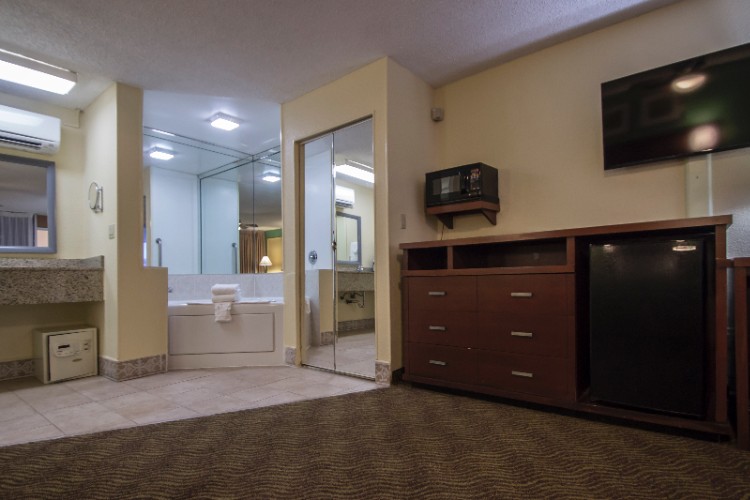 Quality Inn & Suites Hollywood Boulevard - Room With King Bed