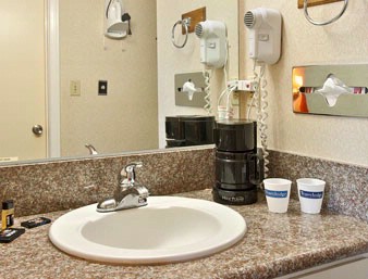 Torrance Travelodge - Standard Bathroom