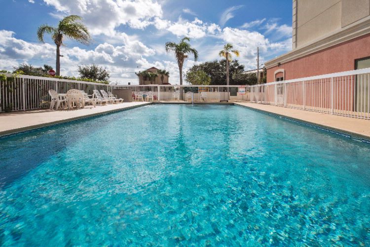 Country Inn & Suites - Outdoor Pool
