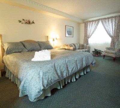 Lakeview Inn & Suites - Bedroom