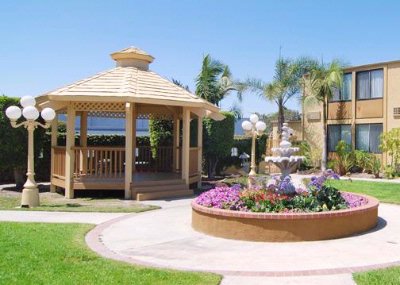 Clarion Hotel South Bay - Garden Area