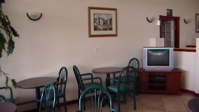 Super 8 Speedway - Dining Area