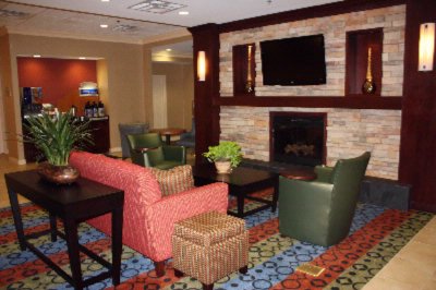 Holiday Inn Express Springfield - Lobby Seating Area