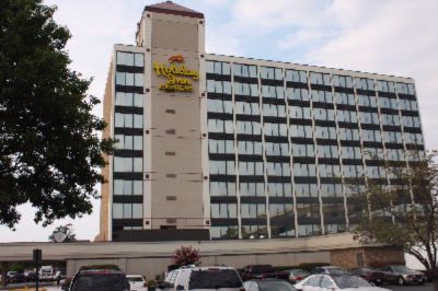 Holiday Inn Express Springfield - Hotel Exterior