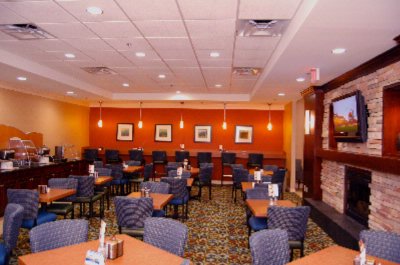 Holiday Inn Express Springfield - Breakfast Area