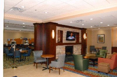 Holiday Inn Express Springfield - Lobby - Breakfast Area