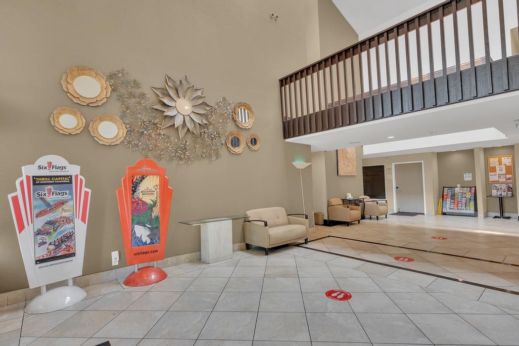 Comfort Inn Vallejo - Spacious Lobby With Sitting Area