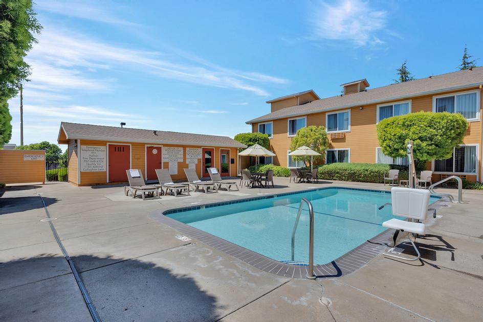 Comfort Inn Vallejo - Enjoy Breakfast In This Seating Area