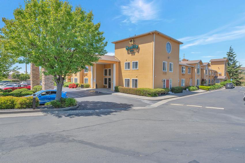 Comfort Inn Vallejo - Guest Room With Microwave And Refrigerator