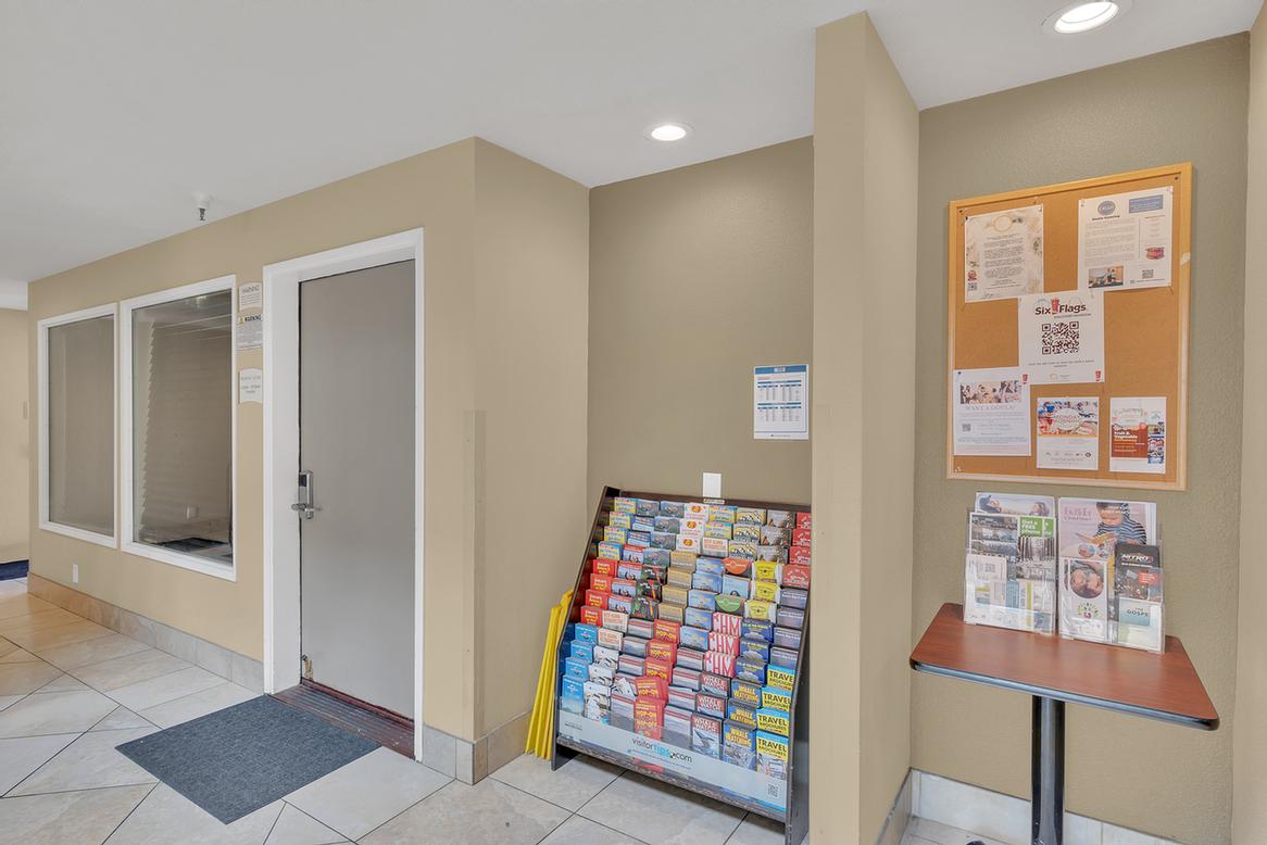 Comfort Inn Vallejo - Outdoor Pool With Hot Tub And Sundeck