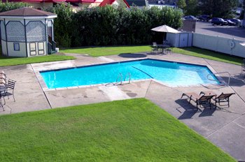 Courtyard W/ Pool/hot Tub
