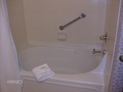 Holiday Inn Express - Garden Tub