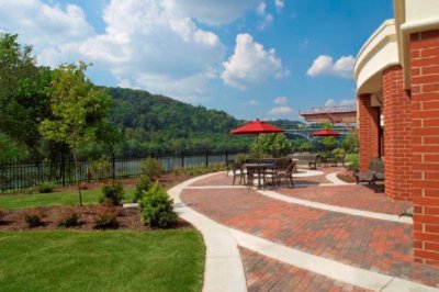 Courtyard by Marriott Pittsburgh Waterfront - Courtyard Area