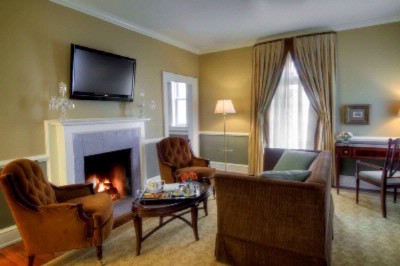 Woodlands Inn - Governor's Suite Living Room