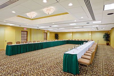 Crowne Plaza Edison Hotel - Chrities Lounge