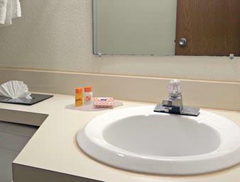 Howard Johnson - Bathroom