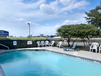 Howard Johnson - Pool